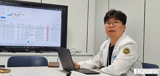 박남인 국립과학수사연구원 디지털과 공업연구관이 국과수가 개발한 ‘AI 딥페이크 분석 모델’을 활용해 AI 생성 영상 여부를 판별하고 있다.