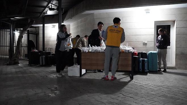 이란에 체류 중이던 우리 국민 23명이 지난달 3일 주이란대사관의 지원으로 투르크메니스탄으로 대피하고 있다. 외교부 제공