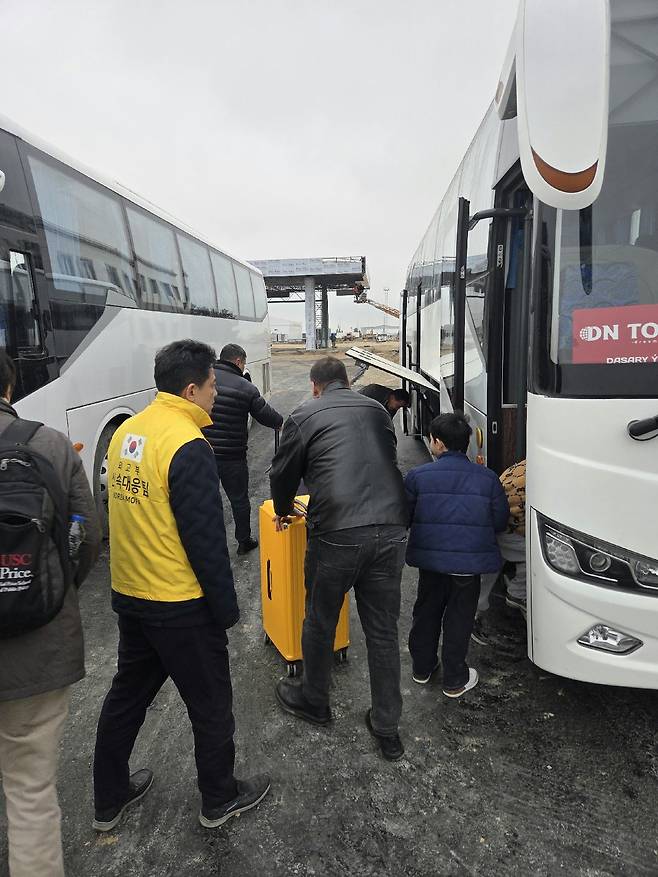 이란에 체류 중이던 우리 국민 23명이 지난달 3일 주이란대사관의 지원으로 투르크메니스탄으로 대피하고 있다. 외교부 제공