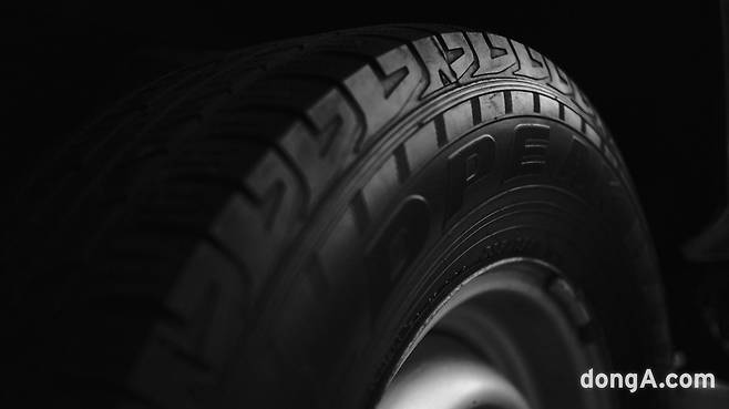 OCI가 생산하는 카본블랙은 타이어와 신발, 전선 등 일상에서 쉽게 접할 수 있는 제품들의 주요 원료로 사용된다. OCI 제공