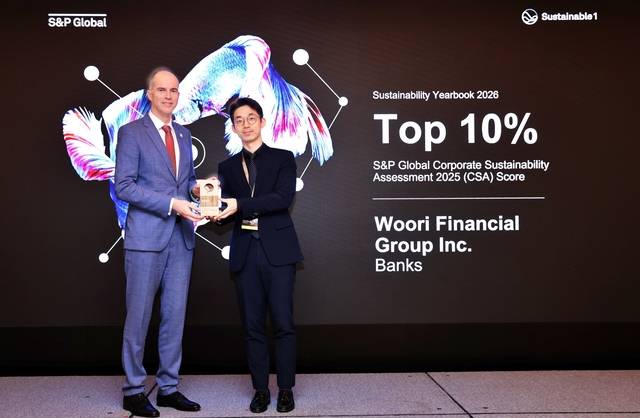 우리금융이 지난 14일 서울 웨스틴조선호텔에서 열린 S&P 글로벌 '지속가능성 평가'에서 상위 10% 기업에 선정되며 글로벌 ESG 경쟁력을 입증했다. [우리금융 제공]
