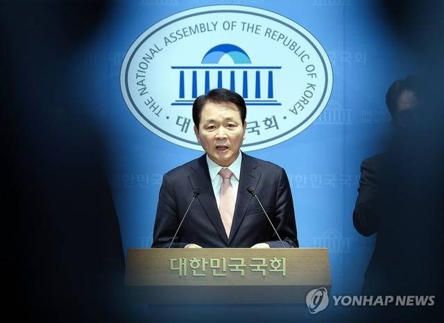 국회 국방위원회 성일종 위원장이 22일 국회 소통관에서 국민의힘 국방위원들과 함께 정동영 통일부 장관의 이른바 ‘북한 구성 소재 핵시설’ 언급과 관련, 기자회견을 열고 있다.. 연합뉴스