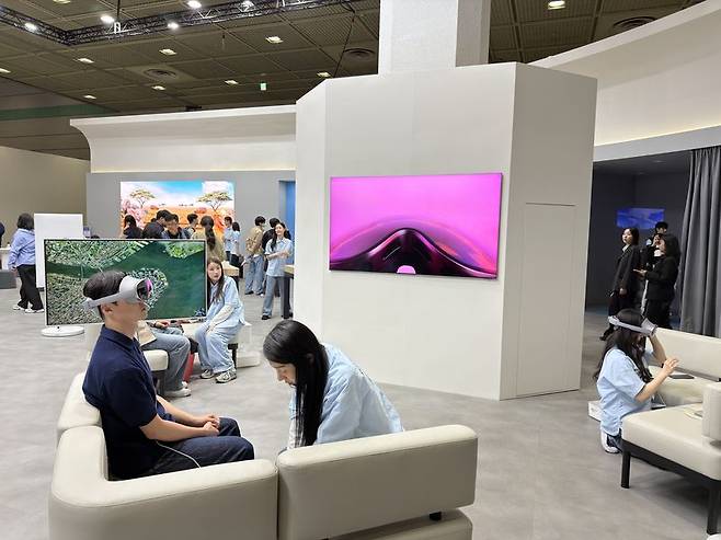 22일 서울 삼성동 코엑스에서 열린 '2026 월드IT쇼' 삼성전자 부스에서 한 관람객이 갤럭시 XR을 체험하고 있다. 사진=정원일 기자