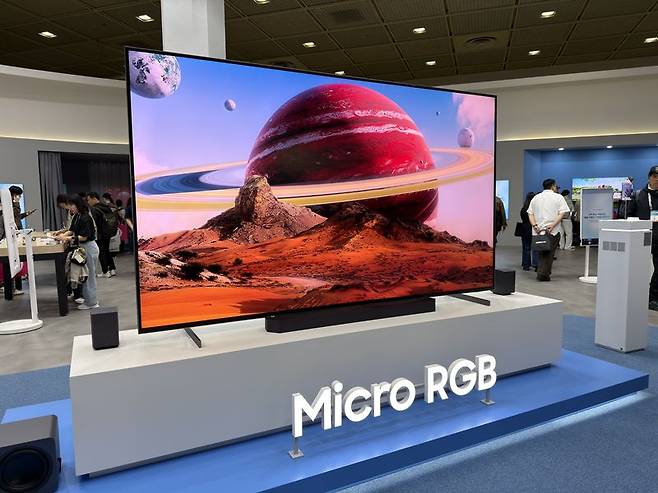 22일 서울 삼성동 코엑스에서 열린 '2026 월드IT쇼' 삼성전자 부스에 전시된 차세대 디스플레이 '마이크로 RGB' TV. 사진=정원일 기자
