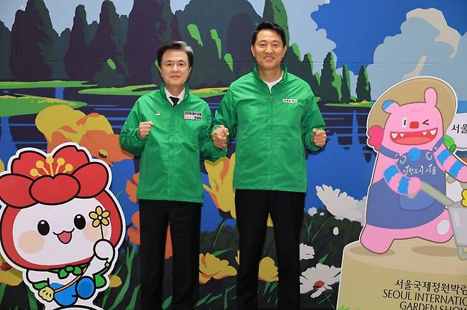 오세훈 서울시장(오른쪽)과 김태흠 충청남도지사가 22일 서울시청에서 열린 2026 서울국제정원박람회·태안국제원예치유박람회 상호협력 기자설명회에서 기념촬영을 하고 있다. 연합뉴스