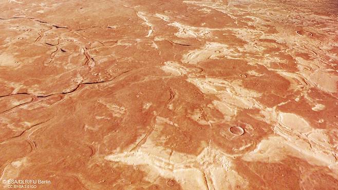 지표면이 갈라지면서 생긴 도랑들. 역시 물이 증발해 지표면이 갈라지면서 만들어진 것이다. 유럽우주국 제공