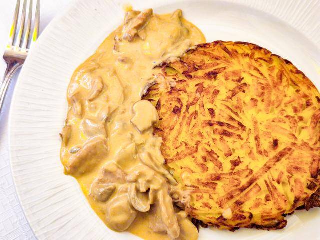 스위스 취리히 전통 음식 전문점 'zum kropf'의 게슈네첼테스.