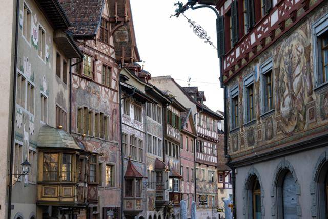 샤프하우젠주 슈타인 암 라인 시청광장으로 이어지는 거리의 건물이 온통 벽화 투성이다.