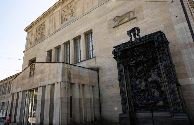 취리히 쿤스트하우스 모저관 출입구 옆에 로뎅의 '지옥의 문'이 전시돼 있다.