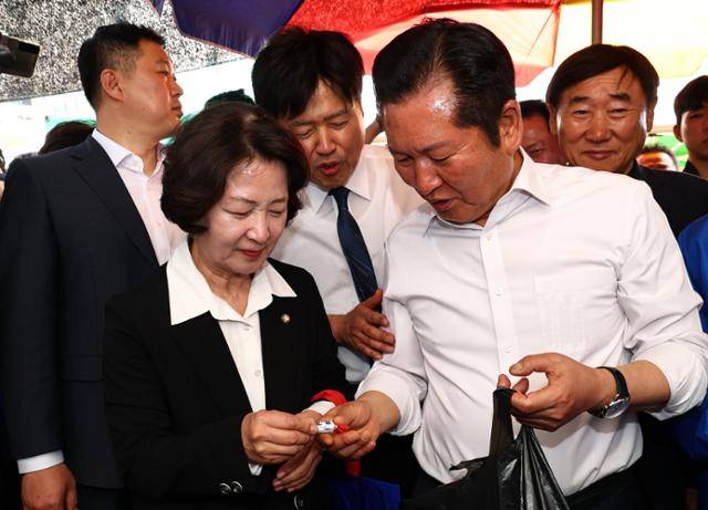 19일 경기도 성남시 모란민속5일장을 방문해 김용 전 민주연구원 부원장이 더불어민주당 정청래 대표에게 사탕을 달라고 하고 있다. 연합뉴스