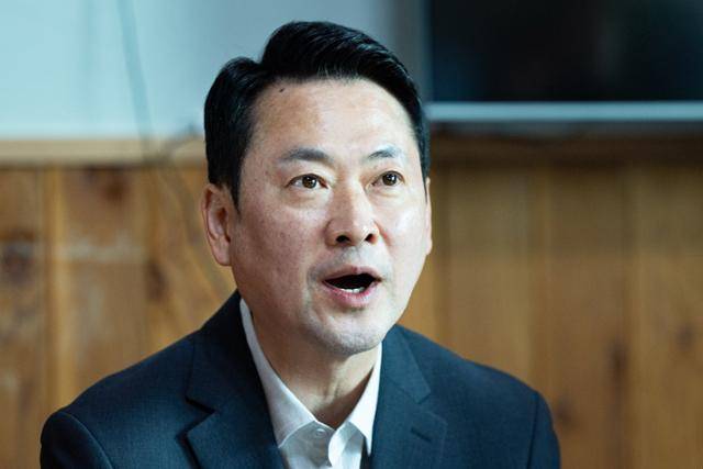 장동혁 국민의힘 대표가 22일 강원 양양군 수산리어촌마을회관에서 열린 '강원이 올라갈 시간, 내 삶이 특별해지는 약속' 마을회관 현장 공약 발표 현장에 참석해 공약을 밝히고 있다. 양양=뉴스1