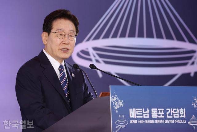 베트남을 국빈 방문 중인 이재명 대통령이 22일 하노이의 한 호텔에서 열린 동포 오찬 간담회에서 격려사를 하고 있다. 하노이=왕태석 선임기자