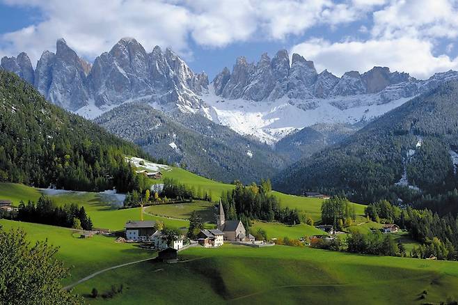 이탈리아 북부의 돌로미티 산맥에 위치한 발 디 푸네스(Val di Funes) 지역의 아름다운 풍경이 보인다. /비타투어 제공