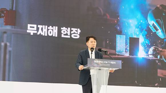 SK하이닉스 이병기 양산총괄이 22일 충북 청주시 흥덕구에서 열린 첨단 패키징 전용 공장 'P&T7' 착공식에서 인사말을 하고 있다. [사진=SK하이닉스]
