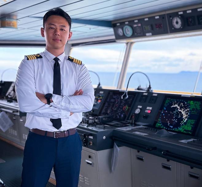 지난 2024년 11월 첫 선장을 맡은 배의 선박조종실(bridge)에 선 이동현 선장. 그는 오늘도 전 세계 11개국 30명 선원의 안전을 책임지며 인도양을 항해하고 있다. 연 6개월 근무에 연봉은 3억원이다. [사진 이동현]