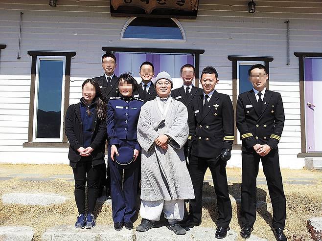해양대 3학년 때 동기들과 함께 '행복한 절' 은산스님을 찾았다. [사진 이동현]