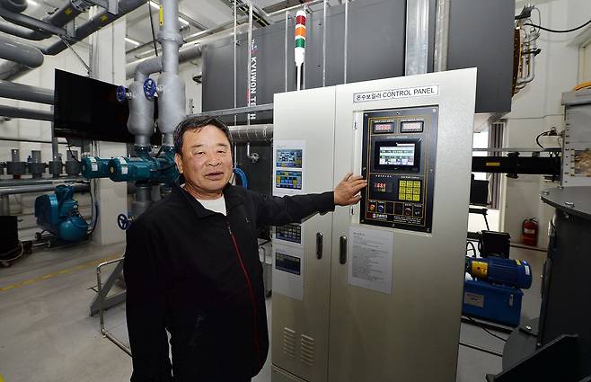 홍남표 담바우에너지공급센터 소장이 지난 20일 센터 내 목재보일러 앞에서 열 순환, 공급 방법을 설명하고 있다. 김성태 객원 기자