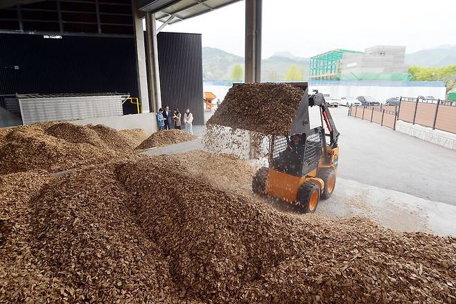 충북 괴산군 장연면 장암리에 조성된 담바우에너지공급센터는 목재칩 보일러로 열을 생산해 60여 가구에 공급한다. 김성태 객원 기자