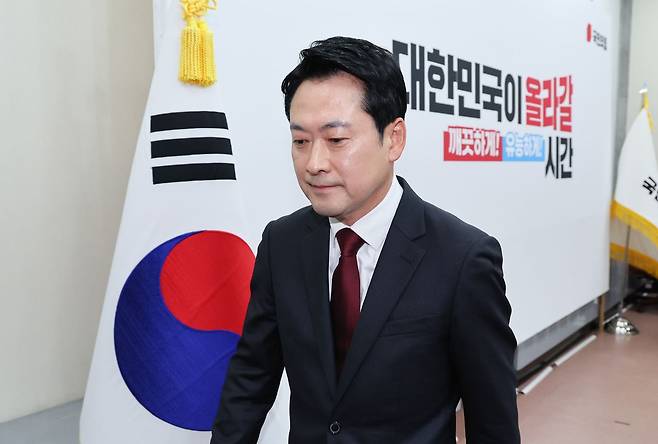 장동혁 국민의힘 대표가 20일 서울 여의도 국회에서 방미 성과 관련 기자간담회를 마친 후 회견장을 나서고 있다.뉴스1