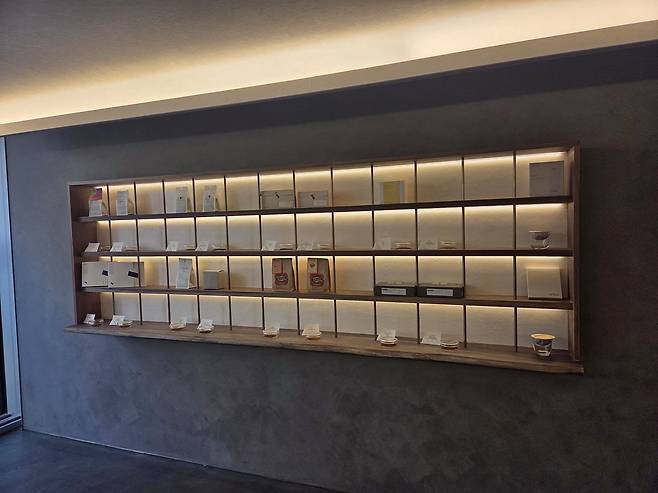 각 로스터리의 원두가 놓여있는 원두 판매 진열장. 이지영 기자