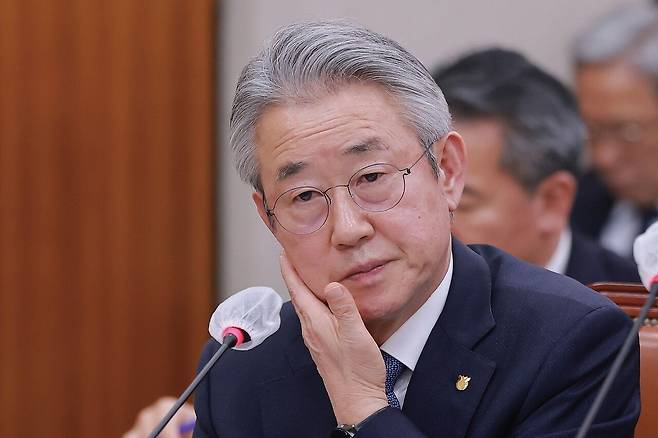 강호동 농협중앙회장은 국회를 비롯한 정치권의 전방위적 압박에도 직을 고수하고 있다. 그 사이 농협의 경쟁력은 산으로 가고 있다는 지적이 비등하다. [연합뉴스]