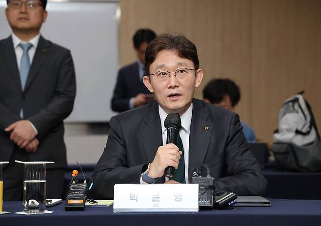 박윤영 신임 KT 대표의 전문성과 조직 이해도에 대해선 의심하는 이가 거의 없다. 하지만 박 대표 취임 직후 행사된 인사에 관해선 논란이 엇갈린다. [연합뉴스]