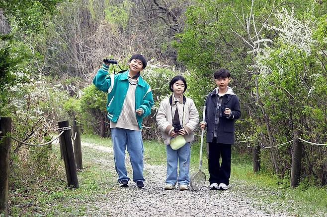강희제·김아인·나온유(왼쪽부터) 학생기자가 서울시 강동구 고덕동 생태·경관보전지역 내 고덕수변생태공원을 찾아 우리나라 생태·경관보전지역에 대해 알아봤다.