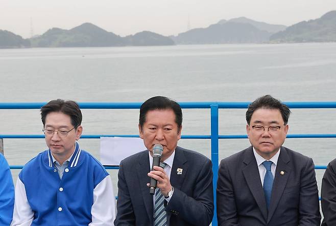 정청래 더불어민주당 대표가 22일 경남 통영시 욕지도에서 탑승한 여객선에서 열린 선상 최고위원회의에 참석해 발언하고 있다. 연합뉴스