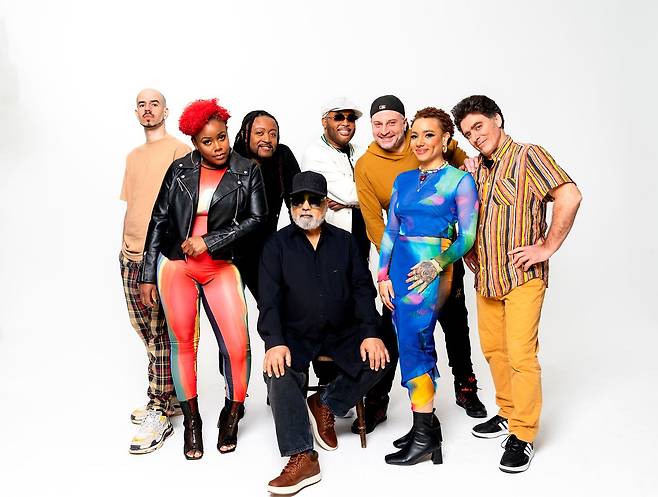 다음 달 내한하는 인코그니토 멤버들. 가운데 앉은 이가 프류듀서 블루이. [사진 프라이빗커브]