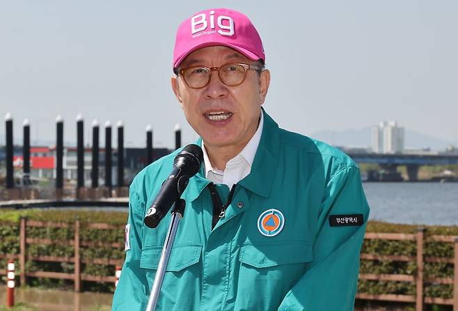 박형준 부산시장이 21일 '황현희의 불편한 여의도'에 출연한다. 사진은 지난 16일 부산 북구 화명수상레포츠타운 계류장에서 열린 ‘2026년 극한호우 대비 풍수해 현장대응 훈련’에 참석한 박형준 부산시장. 송봉근 객원기자