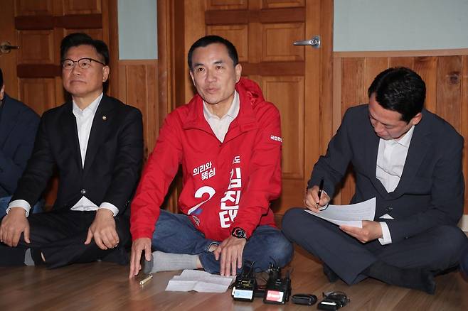 22일 강원 양양군 손양면 수산리어촌마을회관을 찾은 국민의힘 김진태 강원지사 후보가 지도부를 향해 쓴소리하자 장동혁 당 대표가 이를 받아적고 있다. 연합뉴스