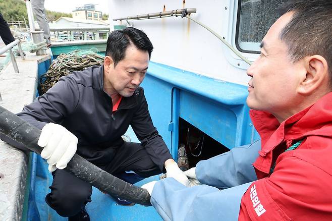 장동혁 국민의힘 대표(왼쪽)와 김진태 국민의힘 강원지사 후보가 22일 강원 양양군 남애항에서 어선에 경유를 급유하고 있다. 뉴스1