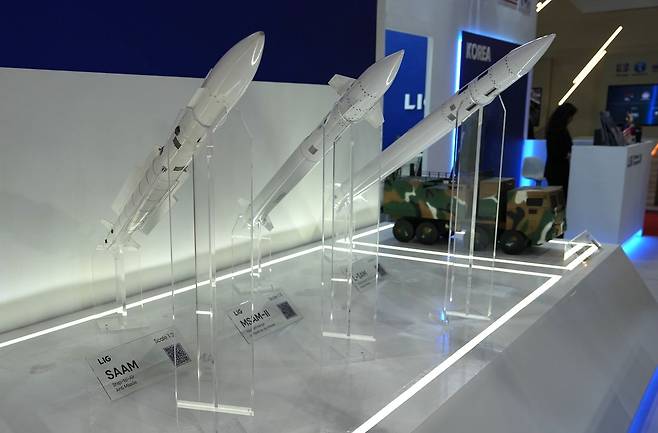 'DSA 2026' LIG 부스의 천궁과 해궁. 한국방위산업진흥회