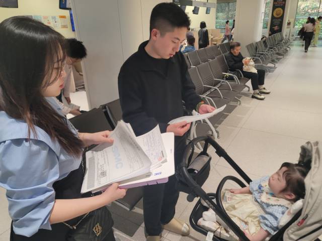 ▲ 지난 2일 남경아 씨와 오성준 씨가 딸 시은이 진료를 위해 삼성서울병원을 찾았다. 경아 씨 가족은 이날 외에도 소아외과, 소화기영양분과 등 이달에만 세 차례 삼성서울병원 진료 일정이 잡혀 있었다. 남경아 씨 부부가 이날 뗀 진료기록지 등을 살펴보고 있다.  이설화 기자