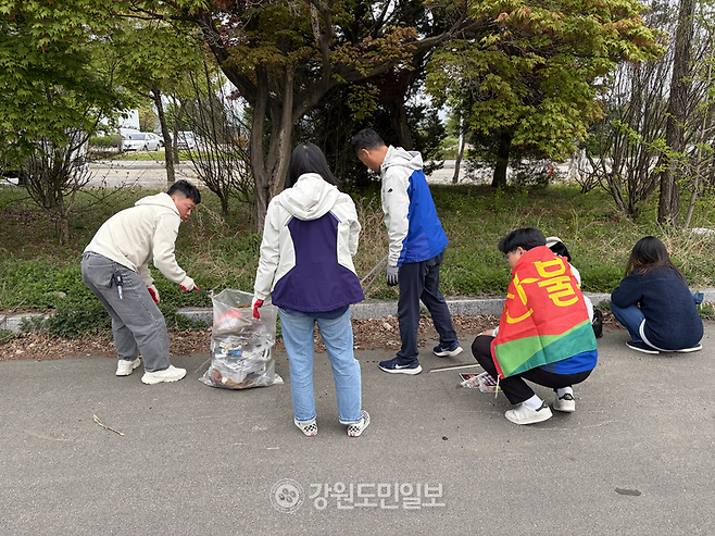 ▲ 22일 국립춘천숲체원 직원들이 중도주차장에서 다함께 쓰담활동에 참여하고 있다. 최수현 기자