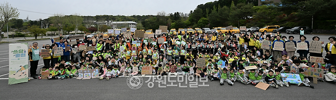 ▲ 22일 제56주년 지구의 날을 맞아 춘천지속가능발전협의회 등 10개 단체가 춘천 삼천동 일원의 쓰레기 줍기 활동을 진행했다. 김정호 기자