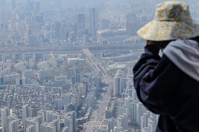 서울 송파구 롯데월드타워에서 바라본 아파트 단지 모습 사진=한경DB