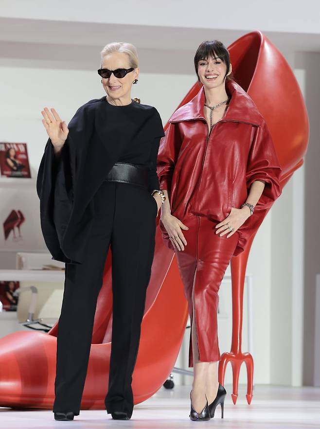 배우 앤 해서웨이와 메릴 스트립(왼쪽)이 8일 서울 영등포구 타임스퀘어에서 열린 영화 ‘악마는 프라다를 입는다 2’(감독 데이빗 프랭클) 레드카펫 행사에서 인사를 하고 있다. /  사진=뉴스1