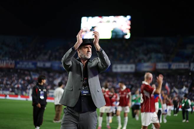 19일 수원월드컵경기장에서 열린 'OGFC 대 수원삼성' 레전드 매치에서 OGFC 감독으로 나선 에릭 칸토나가 경기장을 돌며 팬들에게 인사하고 있다.  /슛포러브 제공