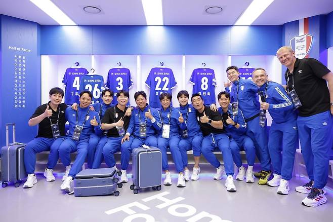 19일 수원월드컵경기장에서 열린 'OGFC 대 수원삼성' 레전드 매치에서 수원 선수들이 승리 후 기념촬영을 하고 있다. 왼쪽부터 송종국, 염기훈, 양상민, 김두현, 고종수, 서정원, 이관우, 조원희, 곽희주, 신세계, 데니스, 마토.  /슛포러브 제공