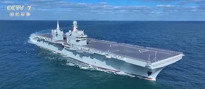 중국의 076식 첫 강습상륙함인 쓰촨함이 2025년 11월 시험 항해를 하고 있다./CCTV 화면 캡처