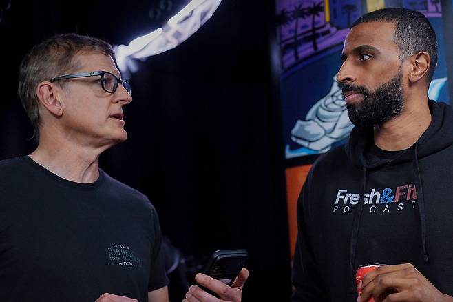 넷플릭스 다큐멘터리 <루이 서루: 인사이드 더 매노스피어>의 한 장면. 팟캐스터 ‘마이런 게인스’의 모습. 넷플릭스