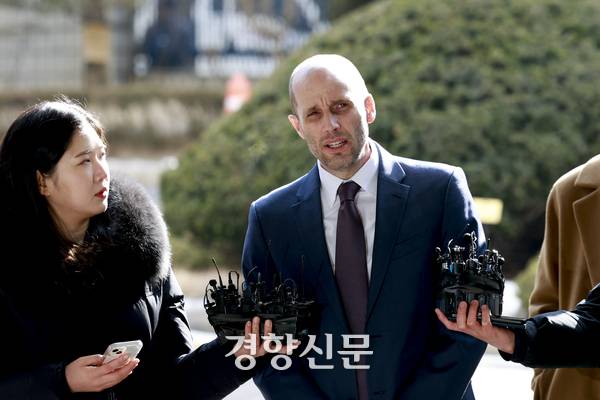 쿠팡의 대규모 개인정보 유출 사태에 대해 ‘셀프 조사’로 증거를 인멸한 혐의를 받는 해롤드 로저스 쿠팡 한국 임시 대표가 지난 1월30일 서울경찰청으로 출석하며 취재진에게 입장을 밝히고 있다. 문재원 기자