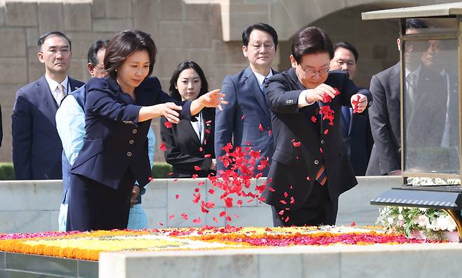 인도를 국빈 방문 중인 이재명 대통령이 20일 인도 뉴델리  간디추모공원에서 헌화를 하고 있다. 2026.4.20. 이준헌 기자