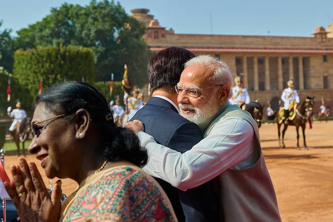 인도를 국빈 방문 중인 이재명 대통령이 20일 모디 총리와의 한-인도 정상회담에 앞서 뉴델리 대통령궁 광장에서 열린 공식환영식에 참석하며 모디 총리와 인사를 나누고 있다. 2026.4.20. 청와대 제공