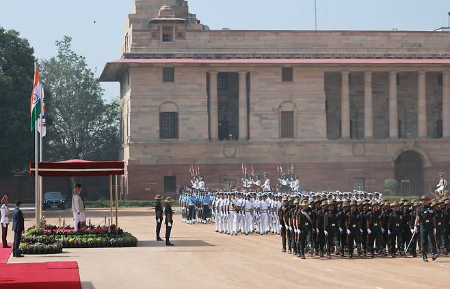 인도를 국빈 방문 중인 이재명 대통령이 20일 모디 총리와의 한-인도 정상회담에 앞서 뉴델리 대통령궁 광장에서 열린 공식환영식에 참석해 의장대 사열을 하고 있다. 2026.4.20. 이준헌 기자
