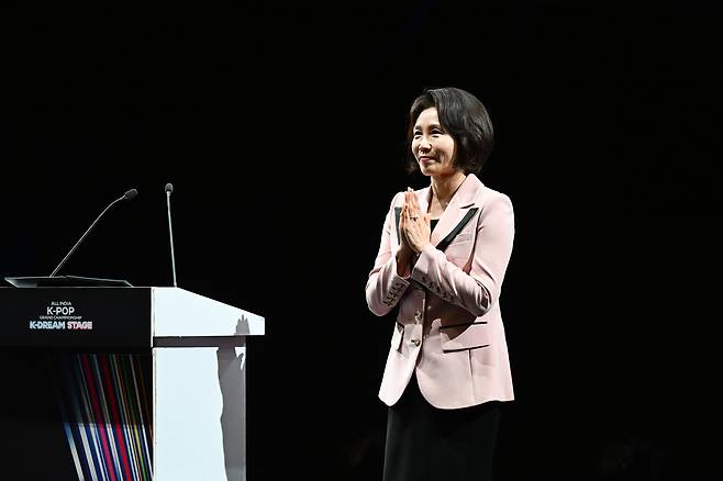 인도를 국빈방문 중인 이재명 대통령 부인 김혜경 여사가 20일 뉴델리 야쇼부미 컨벤션센터에서 열린 K-Dream Stage행사에 참석해 격려사를 하고 있다. 이준헌 기자