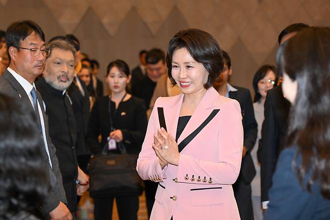 인도를 국빈방문중인 이재명 대통령 부인 김혜경여사가 20일 뉴델리 야쇼부미 컨벤션센터에서 열린 K-Dream Stage행사에 참석하며 인사하고 있다. 이준헌 기자