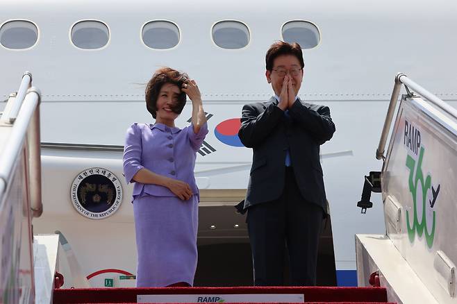 이재명 대통령이 21일 인도 국빈 방문 일정을 마치고, 김혜경 여사와 베트남으로 출국하기 위해 뉴델리 팔람공항에서 공군 1호기에 오르기 전 인사하고 있다. 2026.4.21.이준헌 기자
