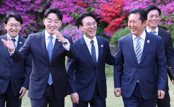 김민석 국무총리가 22일 서울 삼청동 총리공관에서 열린 고위당정협의회에서 더불어민주당 정청래 대표, 강훈식 대통령 비서실장 등 참석자들과 기념촬영을 마친 뒤 환하게 웃고 있다. 연합뉴스